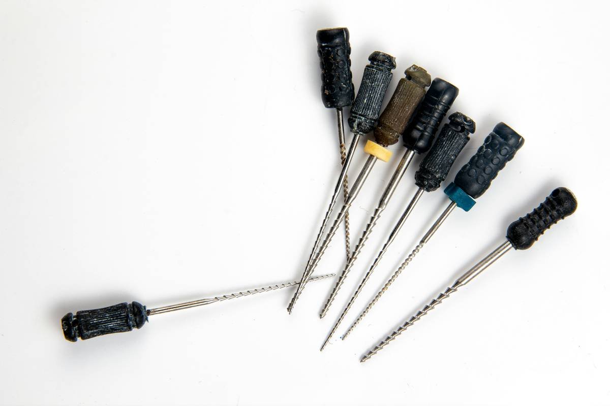 Infographic showing types of nail drill bits: ceramic, carbide, diamond, with their best uses and grit levels